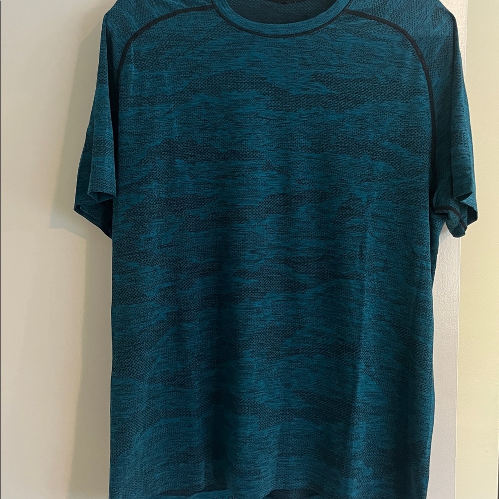 Lululemon men’s size X-llarge Vent Tech t-shirt. Bright blue/black.